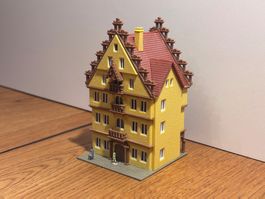 G0822: Altstadtgebäude mit 2 Figuren (Spur N)