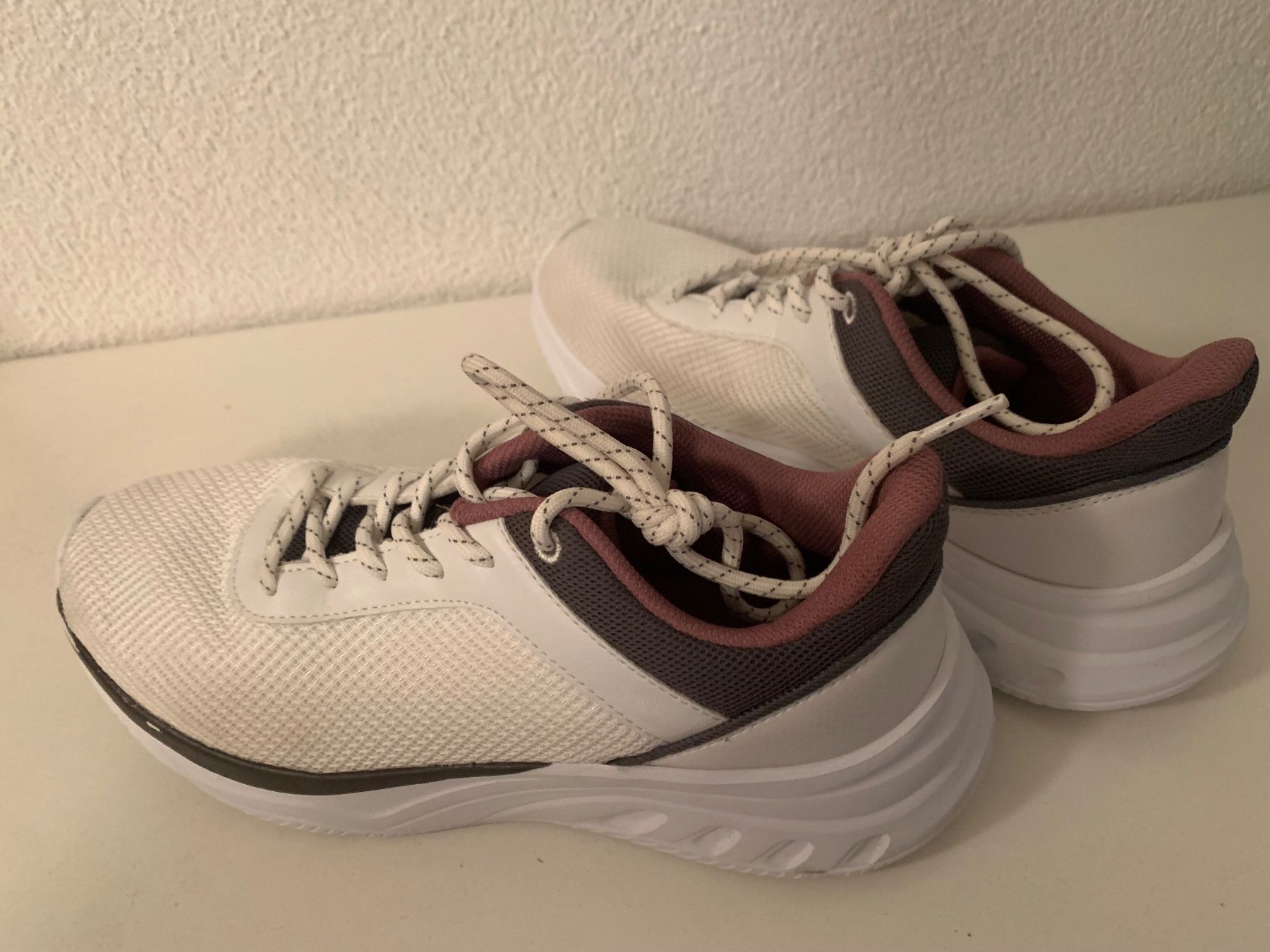 Scarpe da donna: Turnschuhe Gr. 40 – Usato da Waltenschwil venduto da pipapo71 1