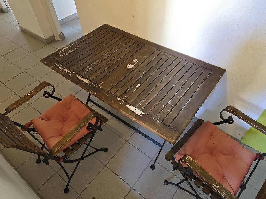 Tischset: Une table et deux chaises  – Gebraucht aus Lausanne von Filip_ 1