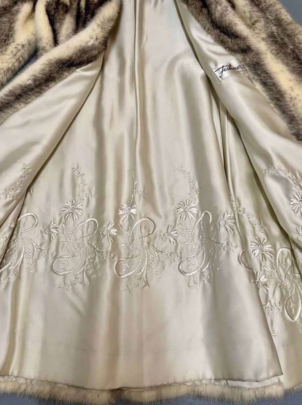 Nerz Mäntel: Nerzmantel mit Nerzkappe, Eleganz pur – Gebraucht aus Grellingen von bezi2000 2