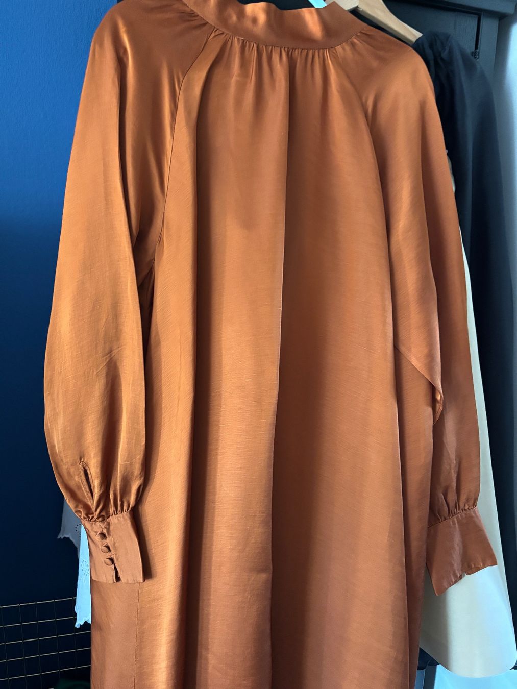 Kleider: ARKET KLEID AUS VISCOSE UND LEINEN – Neu (gemäss Beschreibung) aus Zürich von STYLEHAUS 7