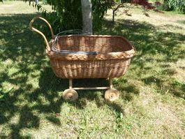 Alter Puppenwagen