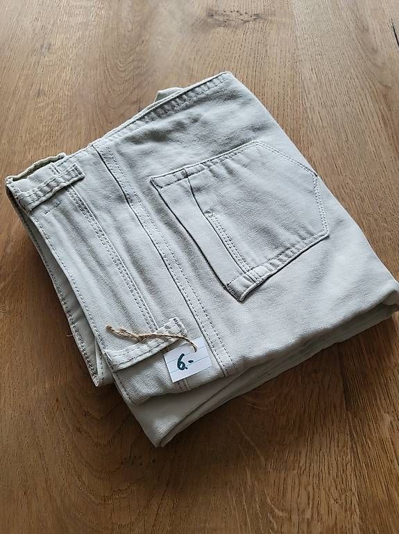 Pantaloni: Pantalon femme – Usato da Ecuvillens venduto da loloall 2