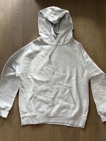 Grauer Kapuzenpullover