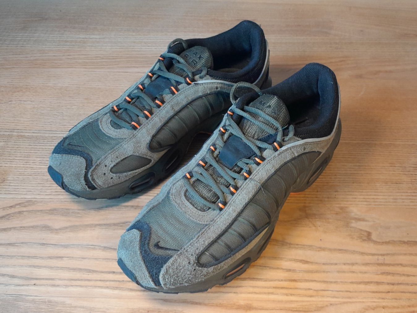 Nike Scarpe da uomo: NIKE Air Max Tailwind, Grösse 45.5, Olive/Orange – Usato da Bern venduto da Gianmar93