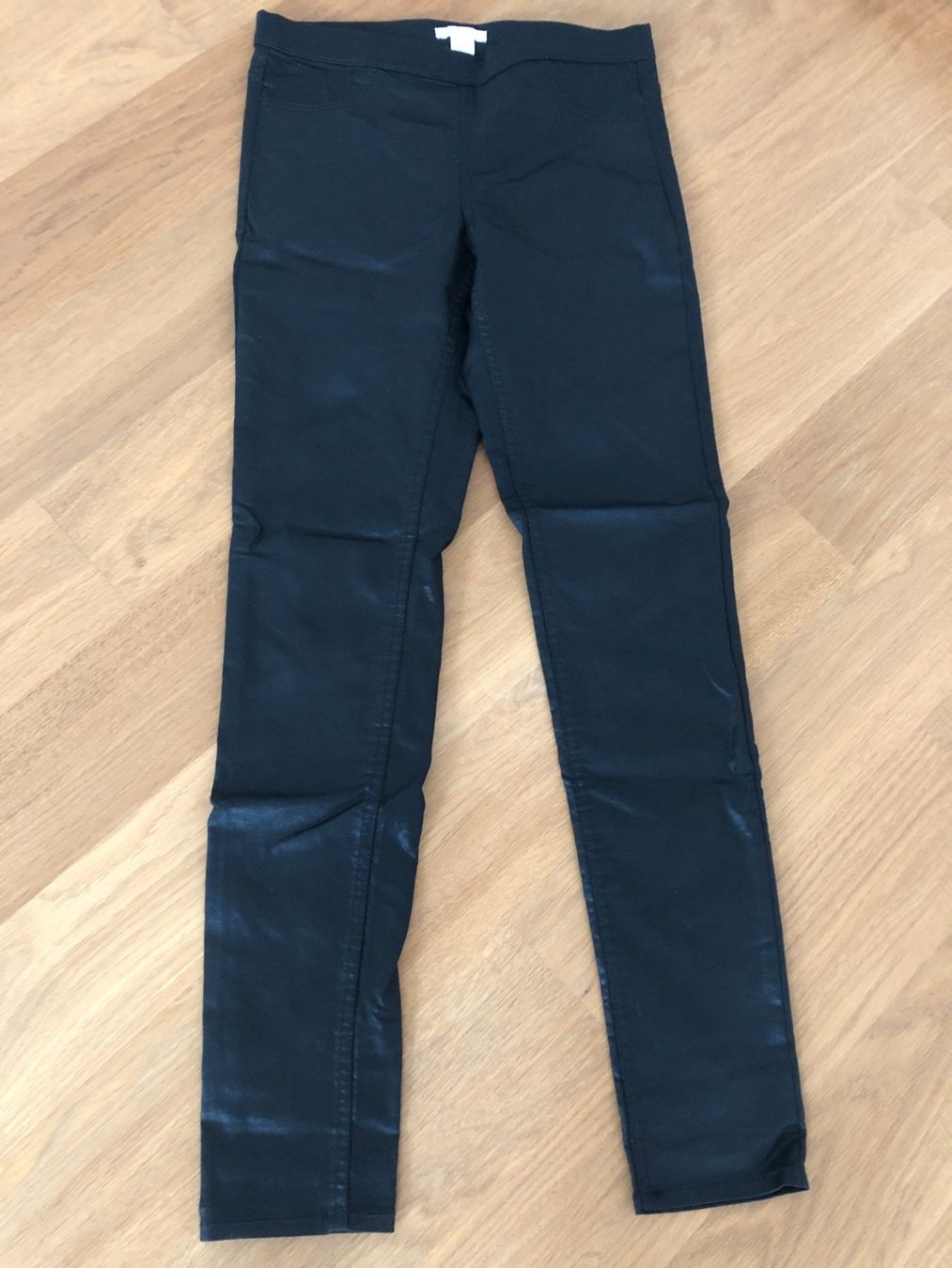H&M Pantaloni: Mega coole Glanzjeggins Gr. 36 - NEU – Nuovo e nell'imballaggio originale da Grindel venduto da mstalz