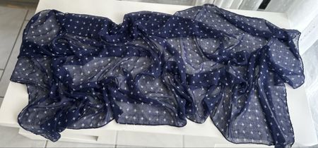 Schal dunkelblau mit weissen Kreuzen 100% Polyester
