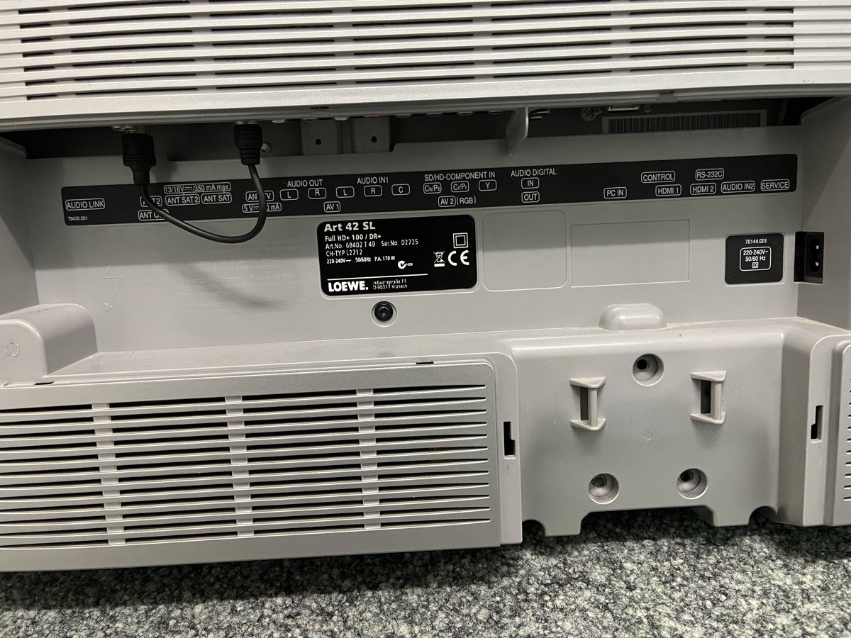 Loewe Televisori: Alter Loewe Fernseher mit Standfuss – Usato da Ebmatingen venduto da Heinco 2