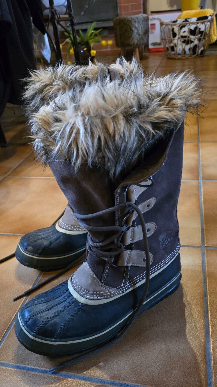 Sorel Herrenschuhe: Bottes de Neige Imperméable SOREL, pointure 42 – Gebraucht aus Clarens von ato_d8ph