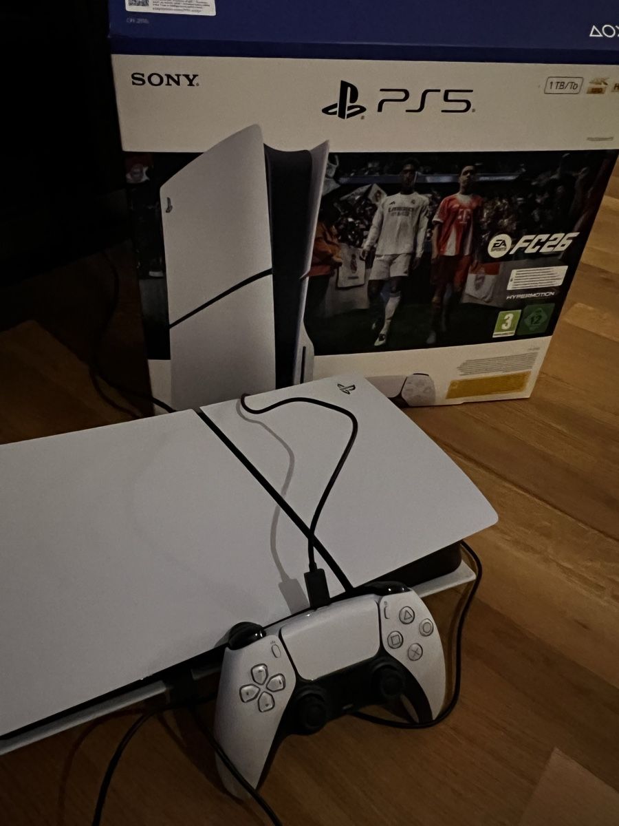 Sony Consoles: Bundle PS5 Slim & Spiele. – Neuf (Voir description) à Lostorf par Tash04