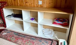 TV-Möbel/Bank "SKRUVBY" von IKEA, weiss/hellbraun