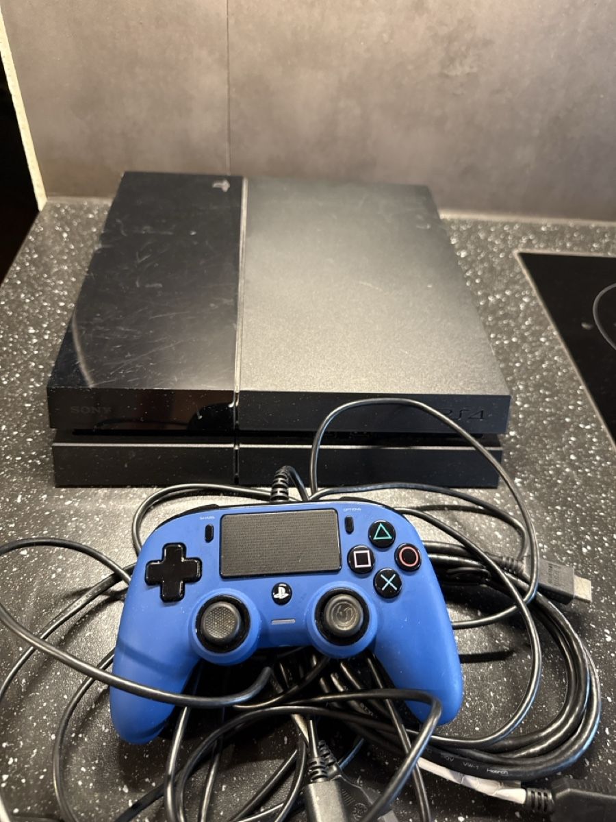 Sony Console: Sony PlayStation 4 PS4 500GB + Controller + alle Kabel – Usato da Uetendorf venduto da Loscar1