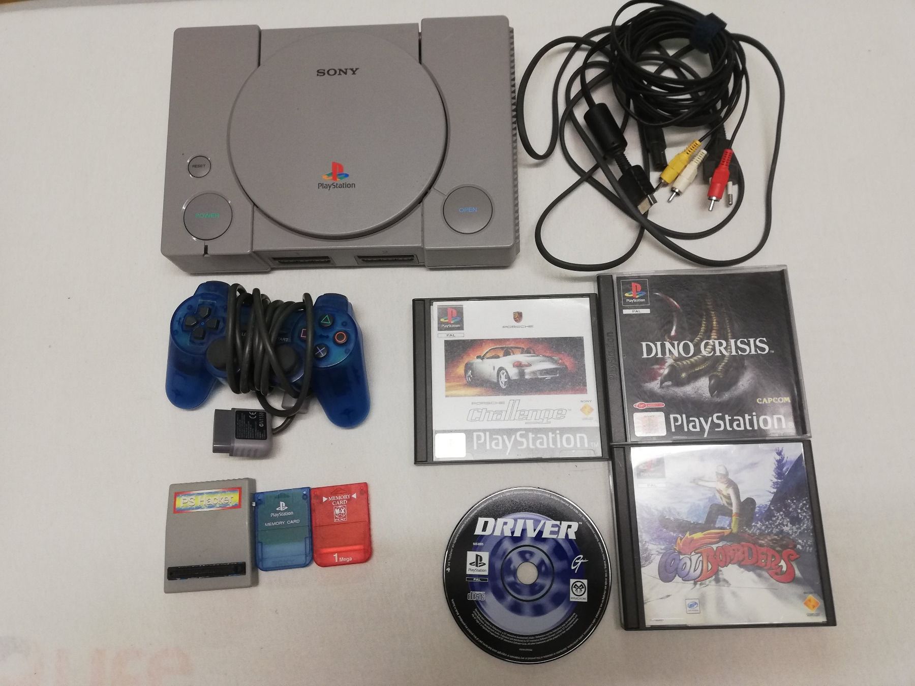 Sony Console: PS1 mit 1 Pad, 4 Games, 2 Memory Cards und dem PS Hacker – Usato da Dübendorf venduto da ThomasHans