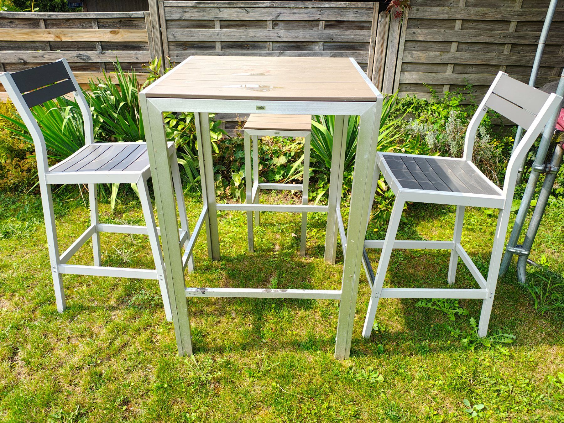 Set di tavolo e panche: Gartenset: Stehtisch mit 2 Stühlen und 1 Hocker – Usato da Uster venduto da chiki-chiki