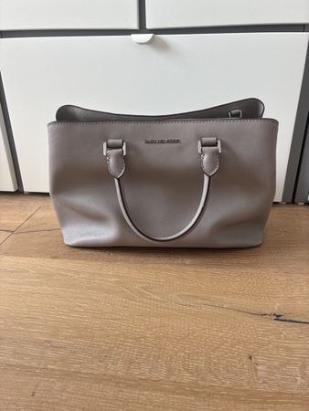 Sac Michael Kors gris clair, très bonne état! ✨
