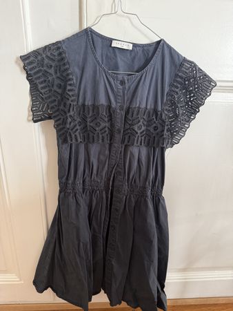 Robe Sandro noir avec détails en dentelle bon état
