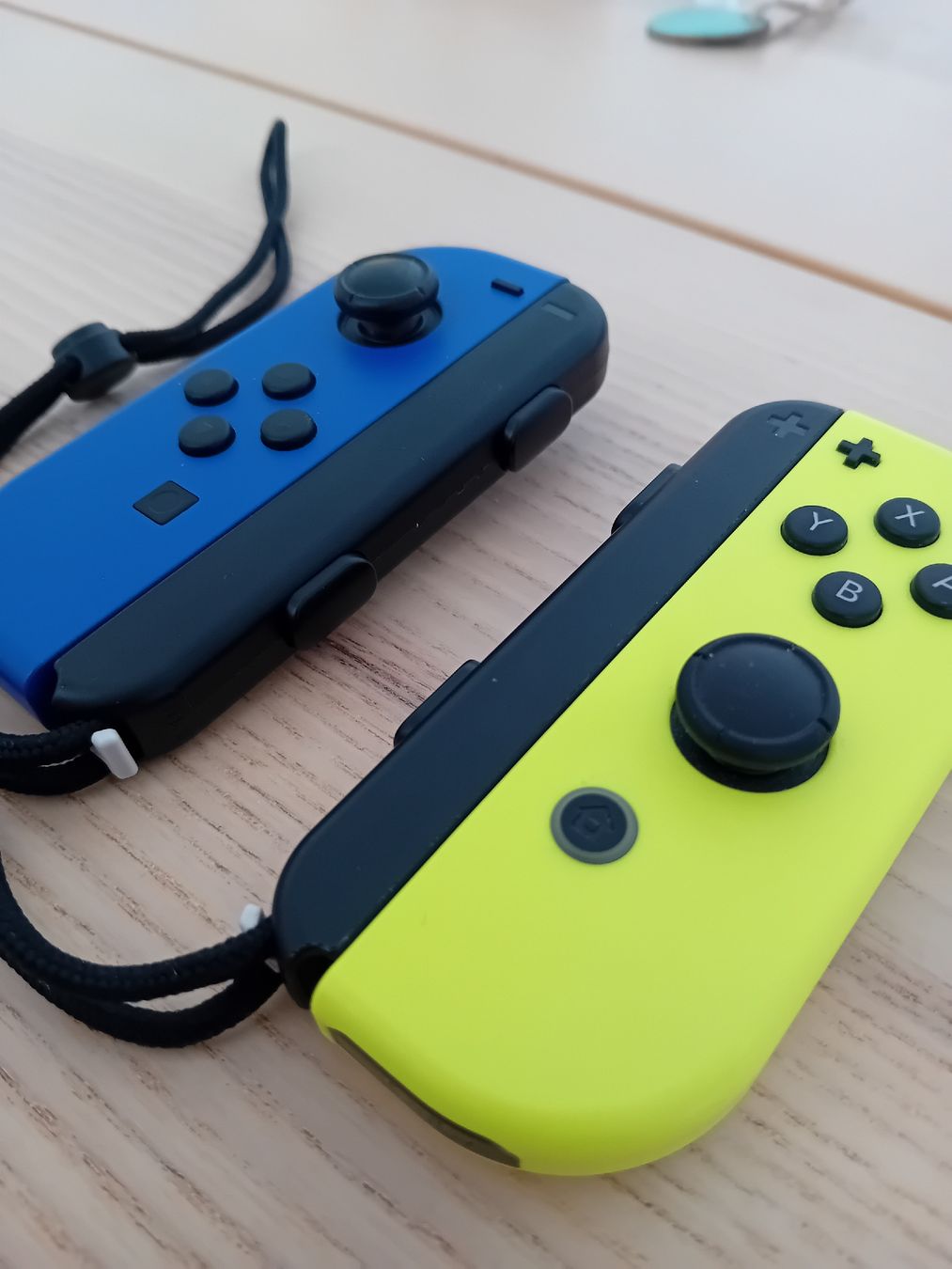 Nintendo Controller: Nintendo Switch Joy-Con Controller Links/Rechts in Blau/Gelb – Usato da Bern venduto da ste_vq7x 1