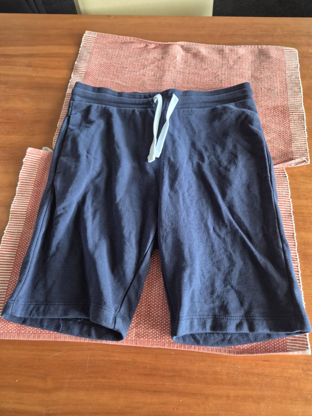 H&M Pantaloni: H&M Shorts, Grösse 134, Dunkelblau. – Usato da Urdorf venduto da Nataschli