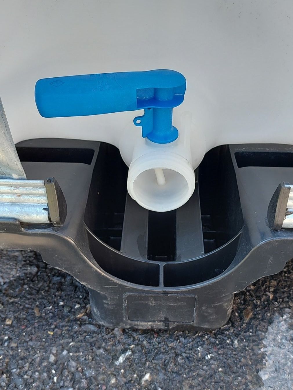Abbeveratoi e trogoli: 1000 Liter Wassertank IBC – Usato da Siebnen venduto da Grosswis50 3
