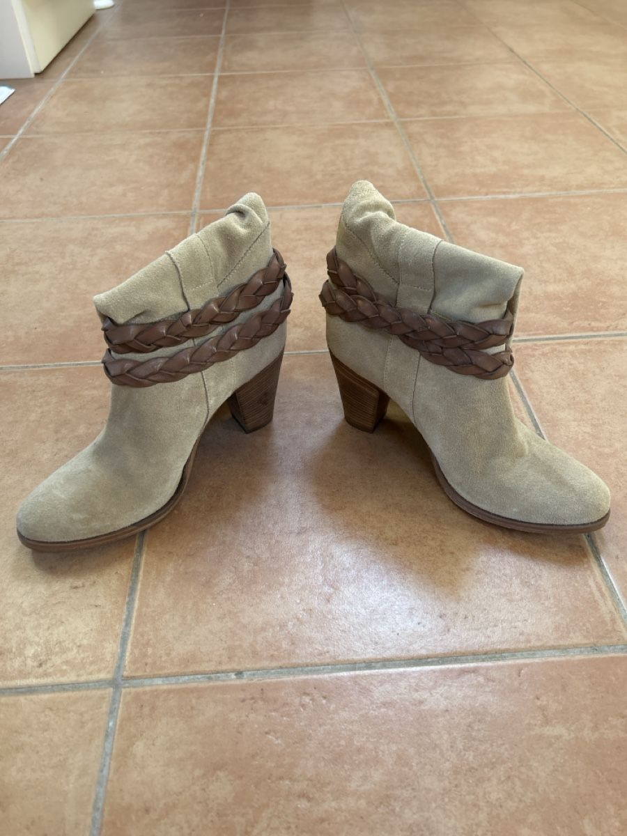 Damenschuhe: Bottes daim beige taille 38 avec lacets décoratifs – Gebraucht aus Les Evouettes von mal_mwv6 1