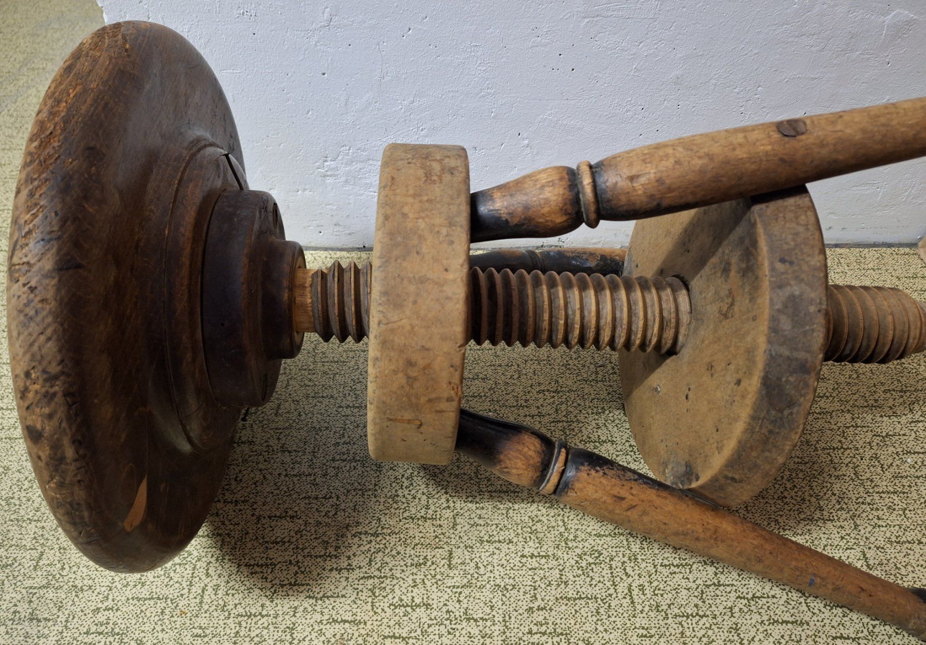 Hocker: Antiker, handgefertigter Arbeitshocker aus Holz, drehbar – Gebraucht aus Muri AG von Edlerweiss 7