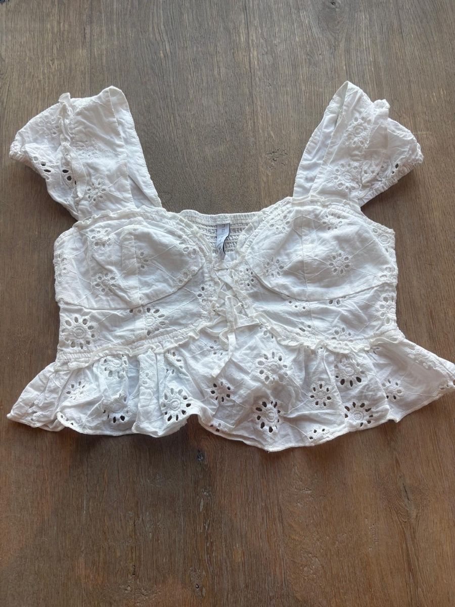 Top: Haut court blanc brodé taille M  – Usato da Champlan venduto da Ger77