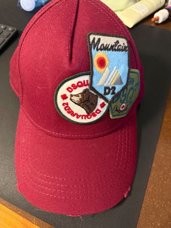 Dsquared2 cap rot