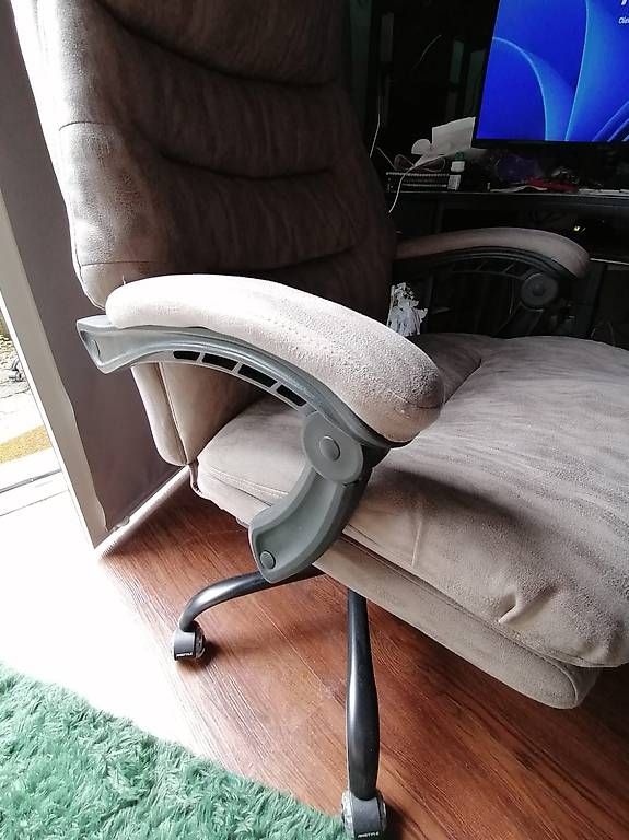 Stühle: belles chaises de bureau confortables – Neu (gemäss Beschreibung) aus Corcelles-près-Payerne von RxOne_Krs 3