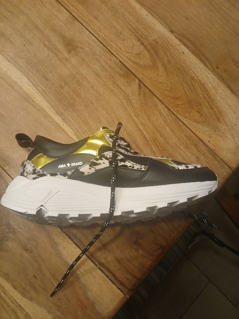Scarpe da donna: Baskets tendance avec détails , taille 39 Amabrandeluxe – Usato da Corcelles-Payerne venduto da evalyne 2