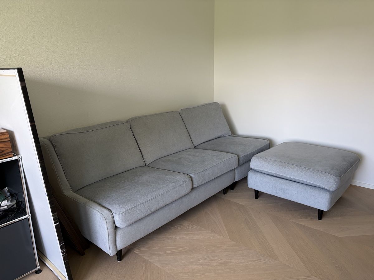 Divani: Gemütliches 3er Sofa mit Hocker, hellgrau – Usato da Herrliberg venduto da lor_58kw