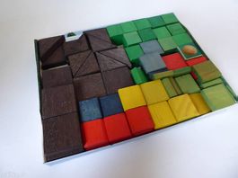 Schöne, farbige Holzklötze und Holzplättchen