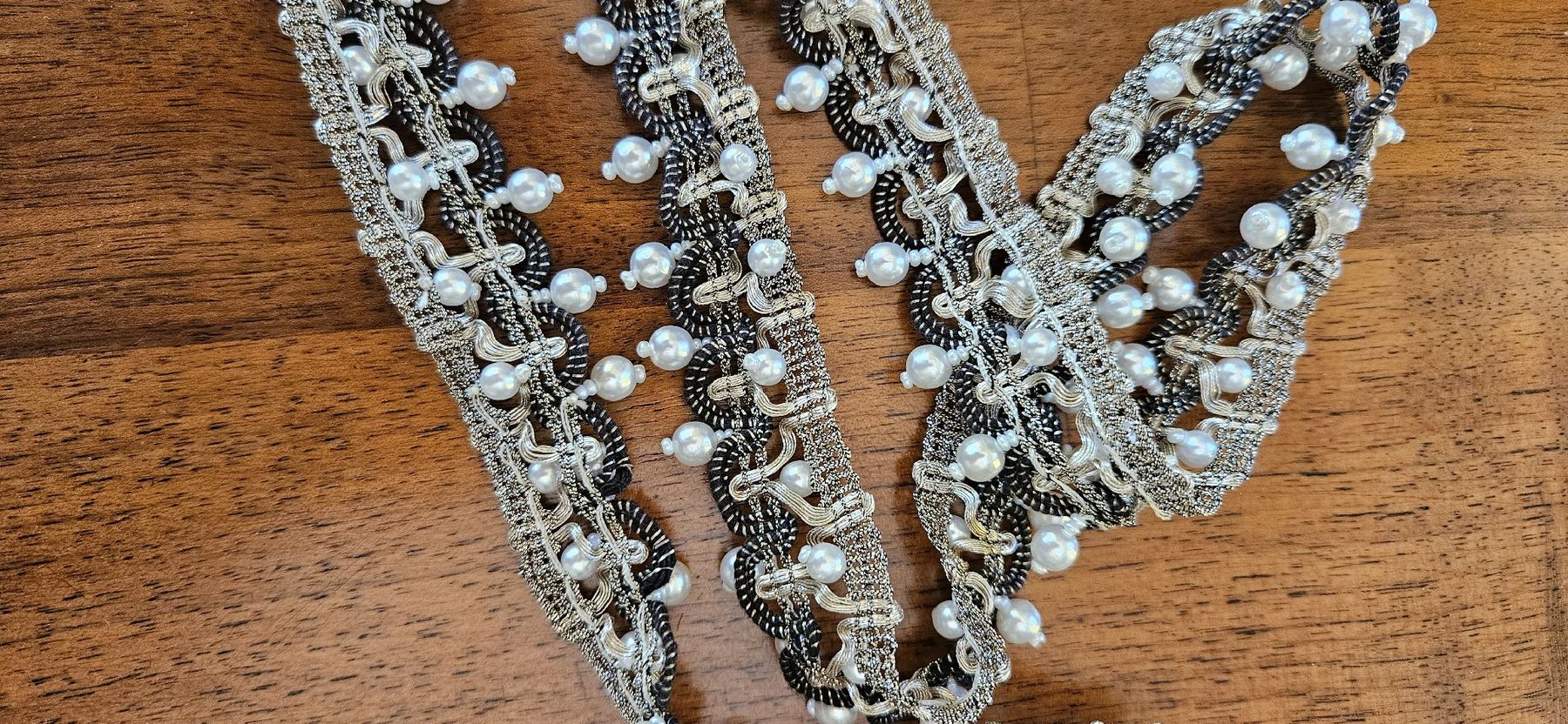 Stoffe: ruban argenté avec perles 90cm – Neu (gemäss Beschreibung) aus Carouge GE von Lea000 1