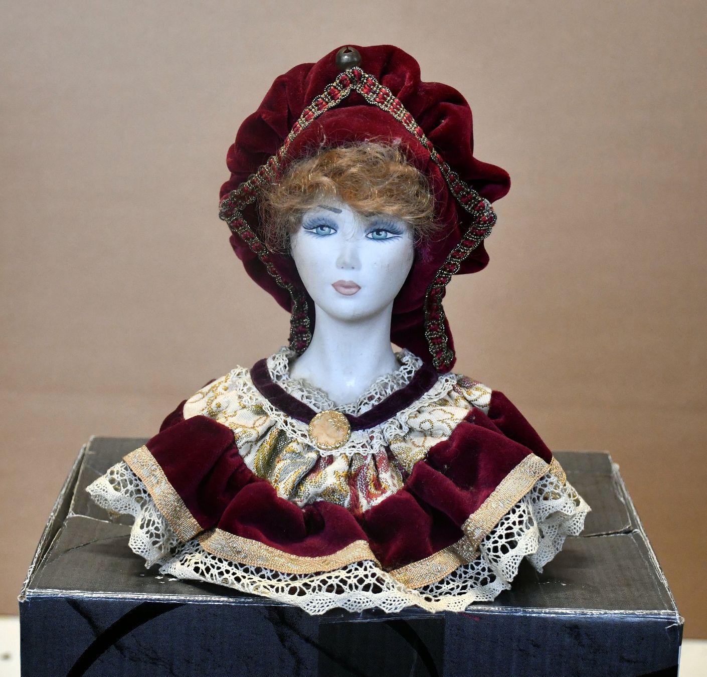 Statuette: Frau Büste aus Keramik – Usato da Rotkreuz venduto da salsanera