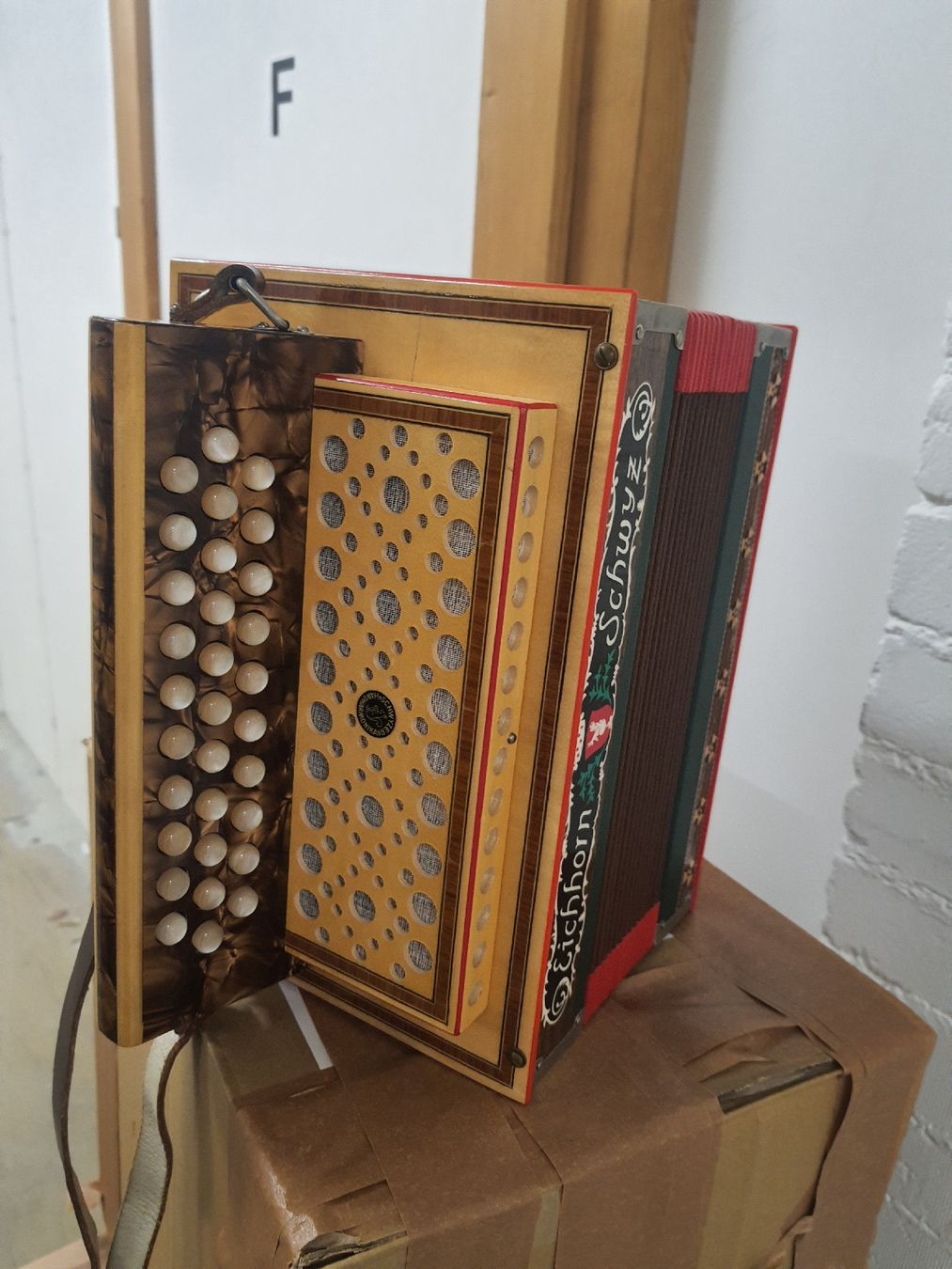 Eichhorn Strumenti musicali: schwyzerorgeli Eichhorn 18 basses... ton B... 3 voix – Usato da Pont-de-la-Morge venduto da Mirabelle0 6