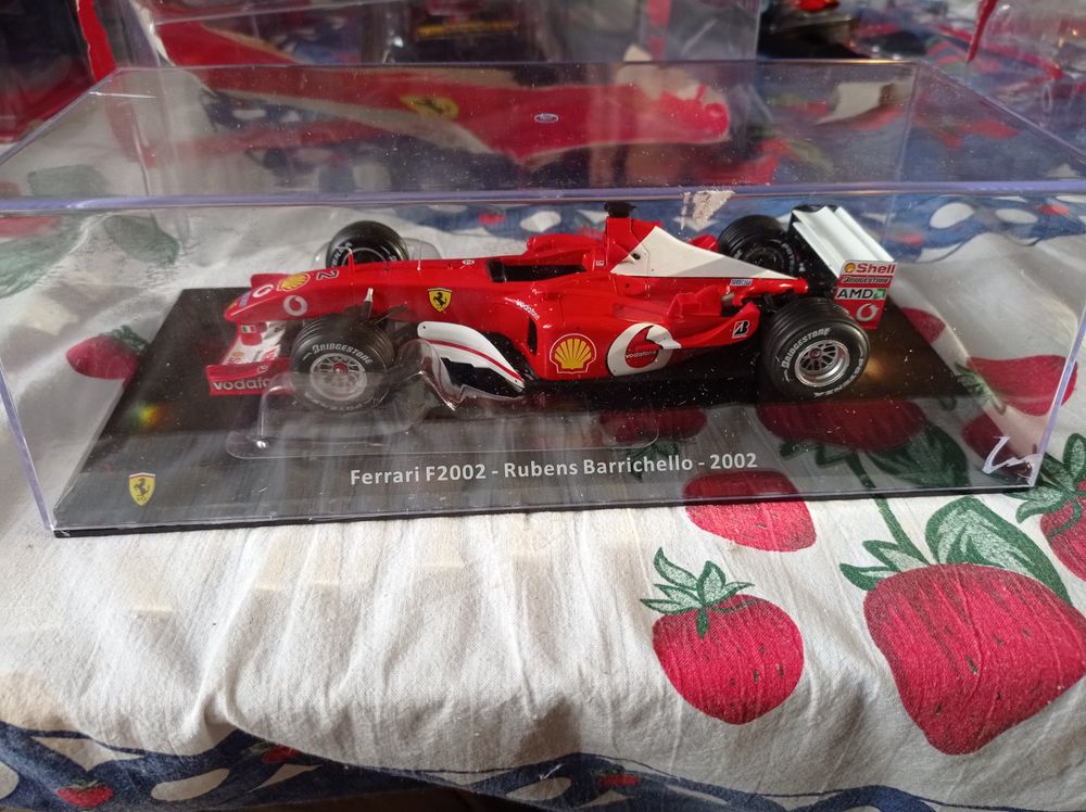 Ferrari F2002 Barrichello – Hot Wheels Elite 1/18 – Marlboro – 2011