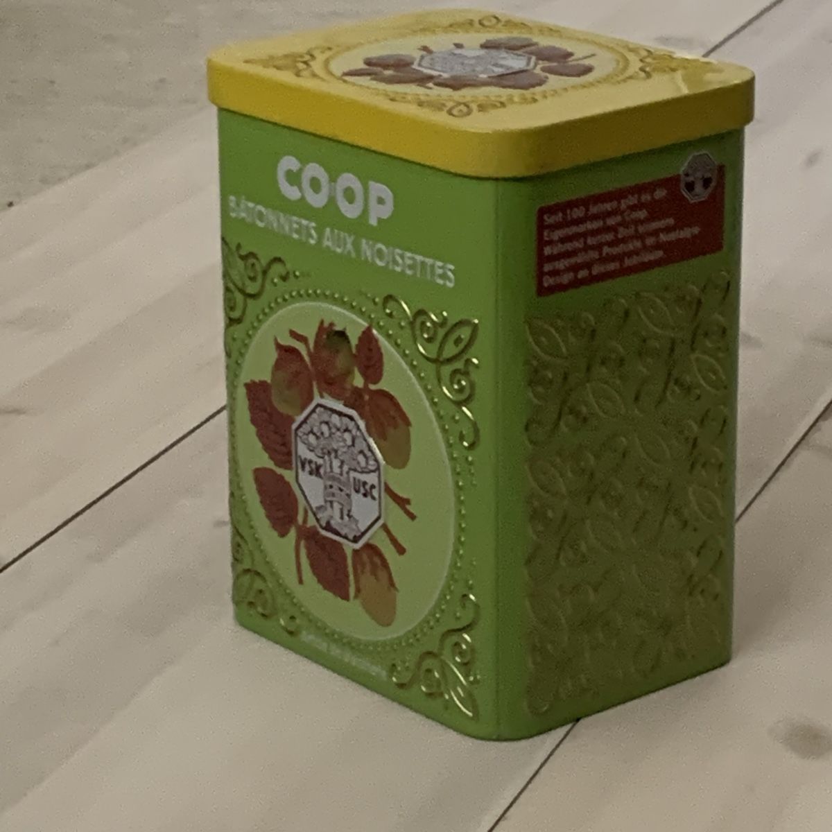 Coop Tutte le decorazioni: Coop Nostalgie Blechdose Jubiläumsdesign Nuss-Stängeli – Usato da Hinteregg venduto da GARANTA 2