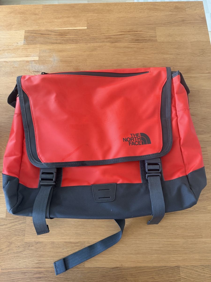 North Face Sacs à dos: The North Face Base Camp Messenger Bag – D'occasion à Zürich par Lorena.rgg 2