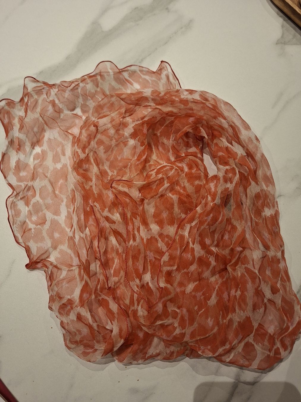 Foulard & Sciarpe: Elegant silk scarf with red flower pattern - Made in Franc – Nuovo (secondo la descrizione) da Zürich venduto da oli_p8cc 1