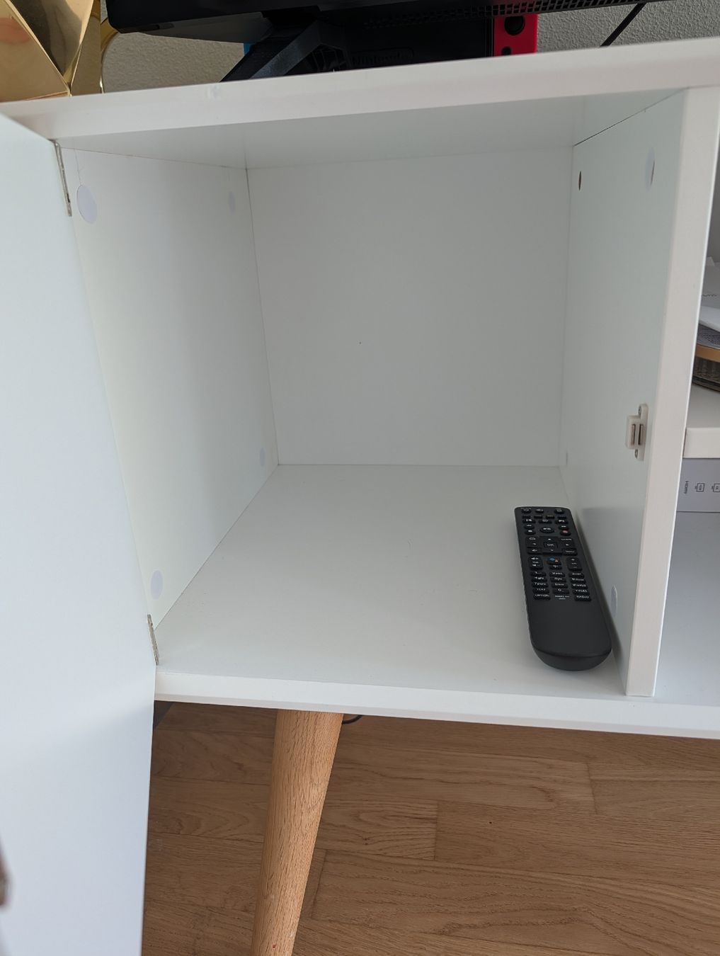 Mobili TV: TV Mobel Stand White with Wood Legs – Usato da Zürich venduto da Lili.bp 3