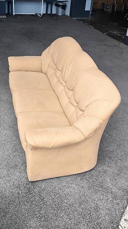 Sofas: Canapé 3 places (2x) + 1 pouf en daim – Gebraucht aus Puidoux von Opela 4