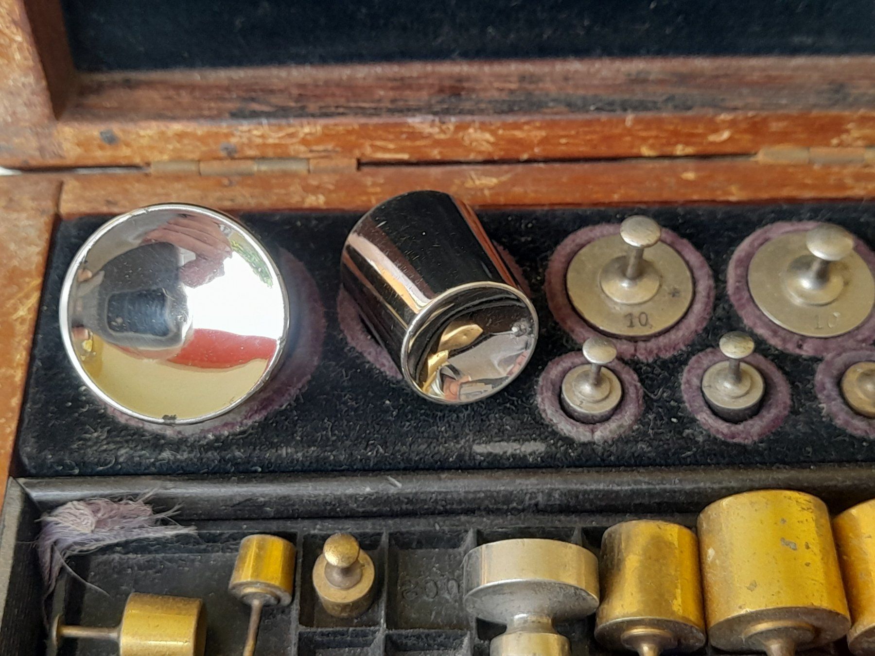 Accessori da laboratorio: Gewichte/Apothekergewichte-Set im Holzkasten – Usato da Thun venduto da Treff.....e 6