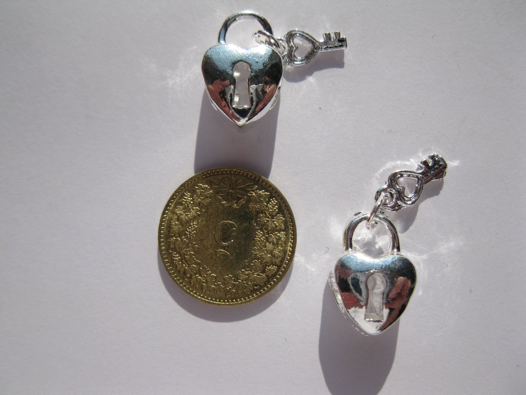 Perle (finte): 2 Grosslochperlen, Beads versilbert Herz mit Schlüssel – Nuovo e nell'imballaggio originale da St. Margarethen TG venduto da LuanaKa 2