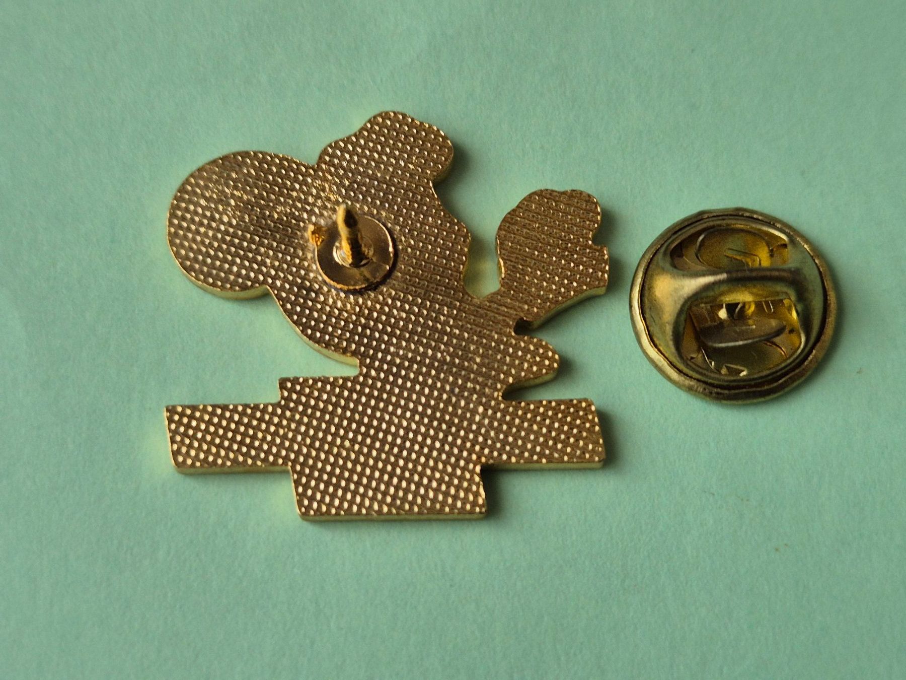 Placchette & Badge: Pin/Anstecker Hotel Pischa Davos – Usato da Seewen SZ venduto da SuperpumaDisplayTeam 2