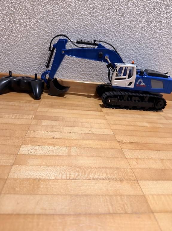 RC Modellbau: Ferngesteuerter Bagger – Gebraucht aus Therwil von Eleni.