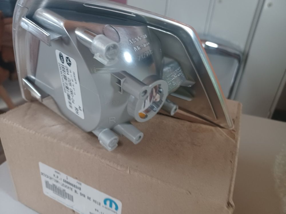 Chrysler Tutti pezzi di ricambio auto: Chrysler/Dodge Durango Leuchte rechts, neu im Origina... – Usato da Immensee venduto da bubi19