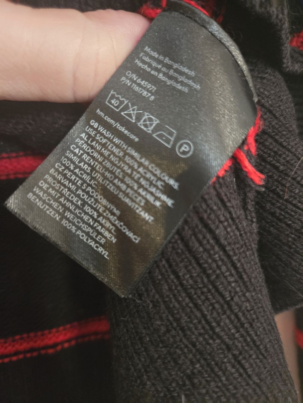 H&M Maglioni & Felpe: Winter-Pulli von H&M, Grösse M, schwarz-rot gestreift – Usato da Dübendorf venduto da Timulka 3