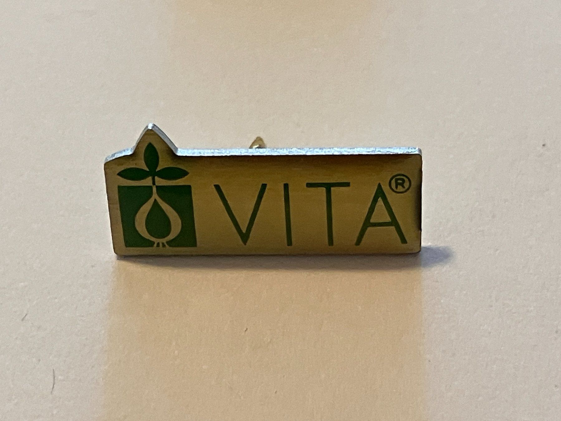 Placchette & Badge: 1 Pin Vita – Usato da Basel venduto da djwwpp