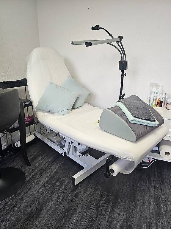 Lettini & sedie per cosmetici: Elektrische Kosmetikliege – Usato da Neuenegg venduto da mak_rq67