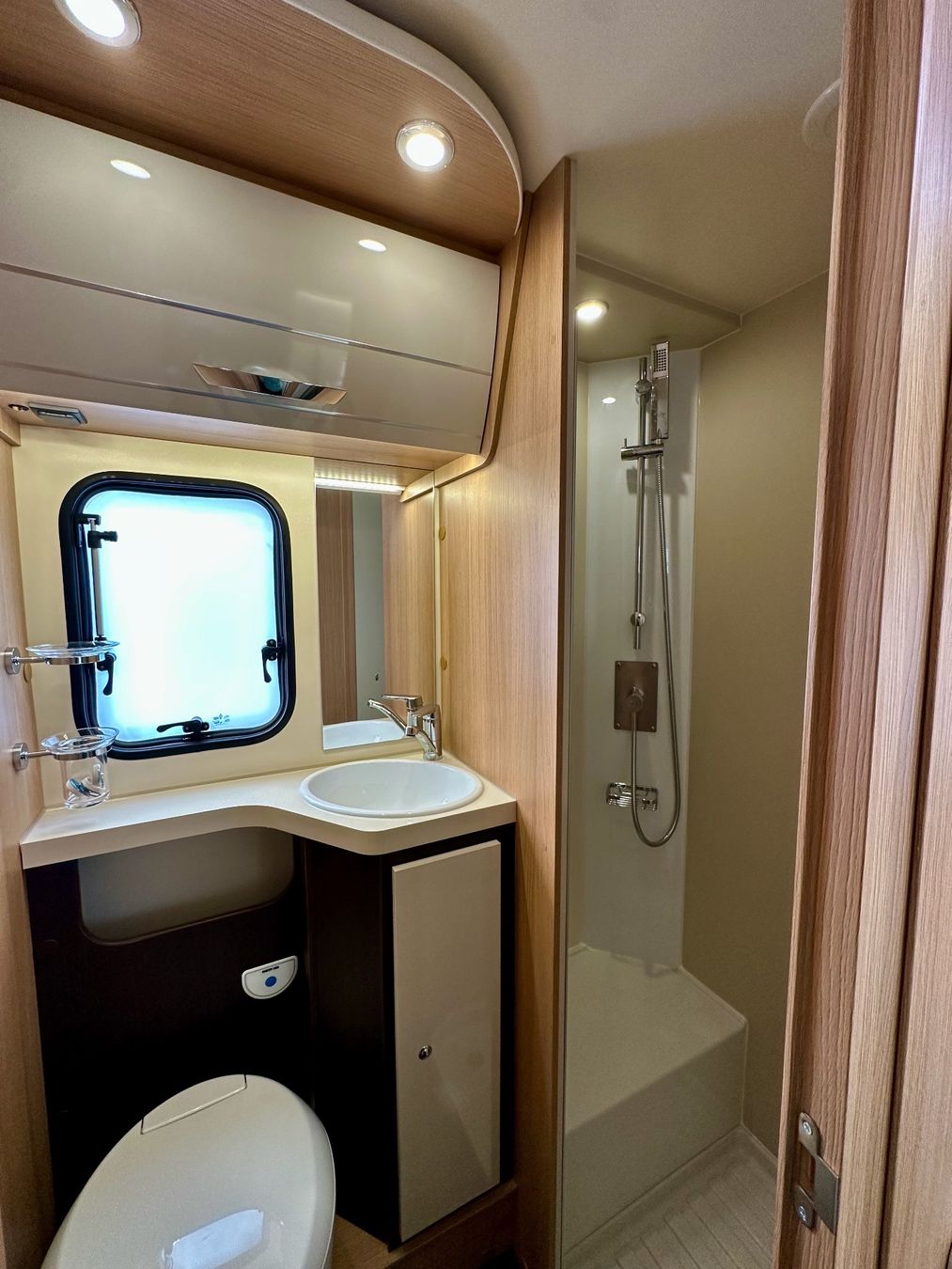 Véhicules de camping: Wohnmobil zu vermieten 6 Plätzer – D'occasion à Aeschiried par Camperfeeling 7