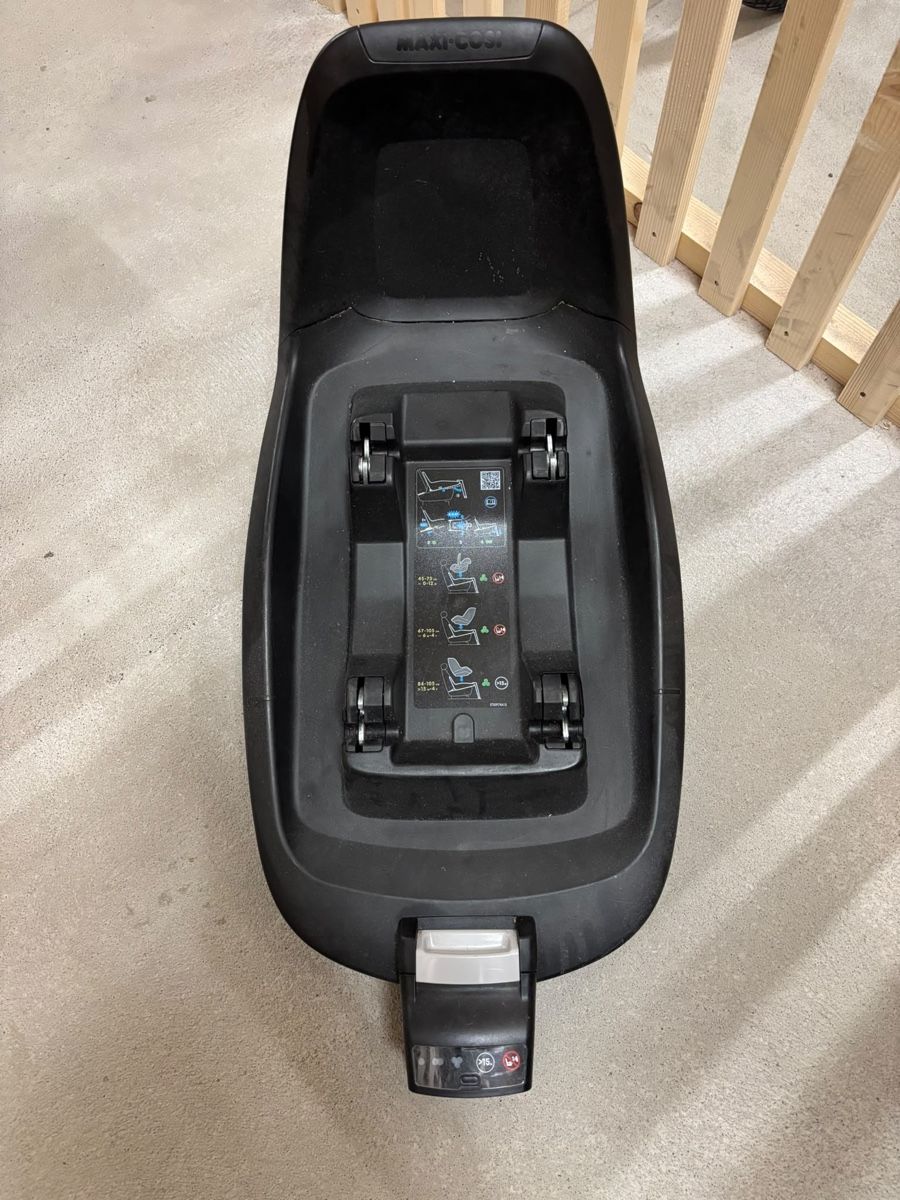 Maxi-Cosi Sièges auto: Maxi-Cosi Pebble Plus mit 2wayFix Basis i-Size 0-12kg – D'occasion à Zürich par mel_7md9 3